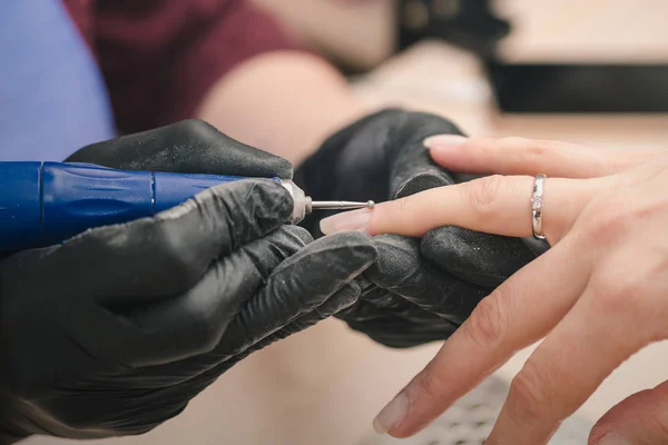 Manikiurzystka Czarne Rękawiczki Lateksowe Sprawia Sprzęt Manicure Klienta Pomocą Elektryczne — Zdjęcie stockowe