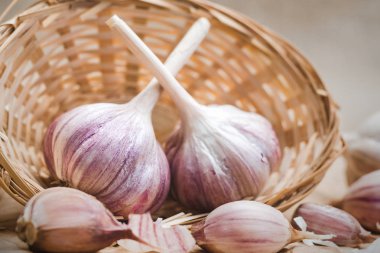 Ampuller ve doğal organik sarımsak Kraft kağıt ve bir ev yapımı sepet karanfil kapat