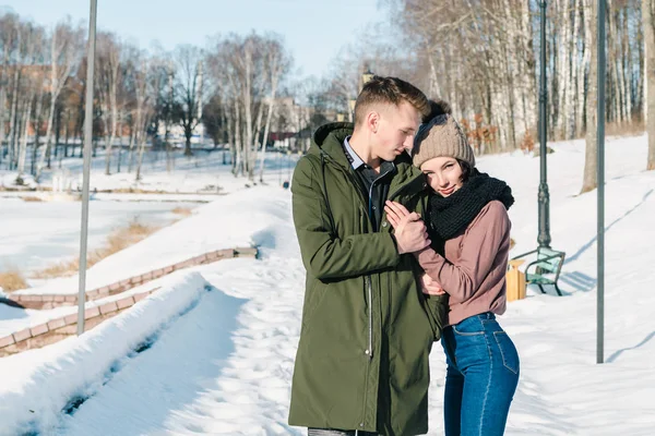 Ungt Par Kärlek Kramar Parken Solig Vinterdag — Stockfoto