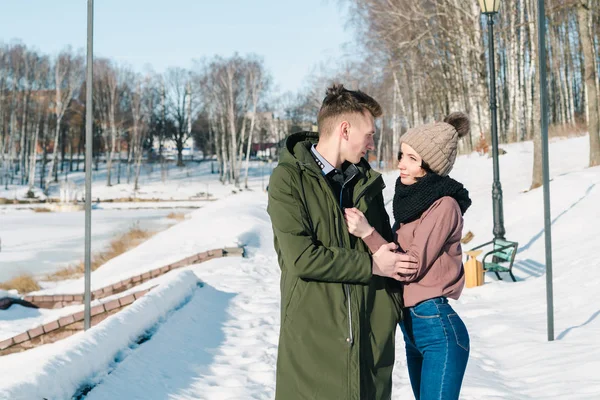 Ungt Par Kärlek Parken Klar Solig Vinterdag — Stockfoto