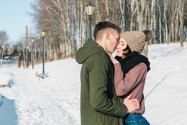 Jovem Casal Apaixonado Abraçando Parque Inverno Dia Ensolarado — Fotografia de Stock