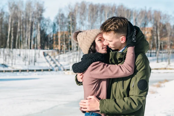 Hermosa Pareja Joven Enamorada Abrazándose Parque Claro Día Soleado Invierno — Foto de Stock