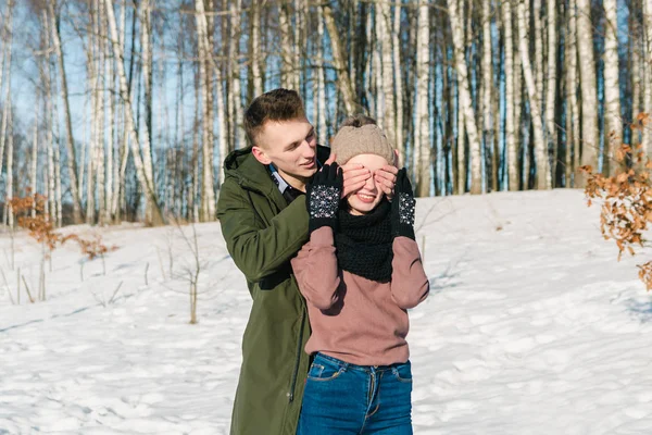 Beautiful Young Couple Love Walks Park Clear Sunny Winter Day — Stock Photo, Image