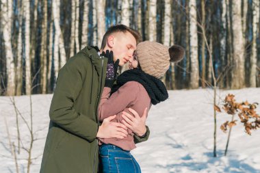 Parkta bir açık güneşli kış gününde sarılma aşık güzel genç Çift