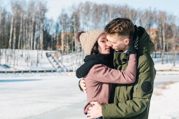 Vackra Unga Par Kärlek Kramar Parken Klar Solig Vinterdag Närbild — Stockfoto