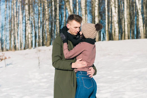 Hermosa Pareja Joven Enamorada Abrazándose Parque Claro Día Soleado Invierno — Foto de Stock