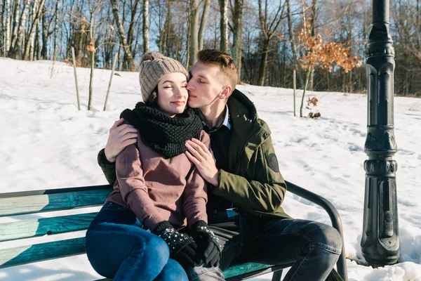 Belo Jovem Casal Apaixonado Sentado Banco Parque Dia Inverno Ensolarado — Fotografia de Stock