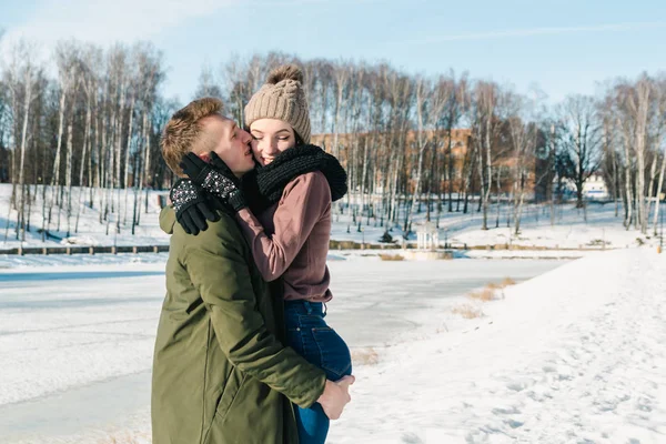 Krásný Mladý Pár Lásce Objímání Parku Jasné Slunný Zimní Den — Stock fotografie