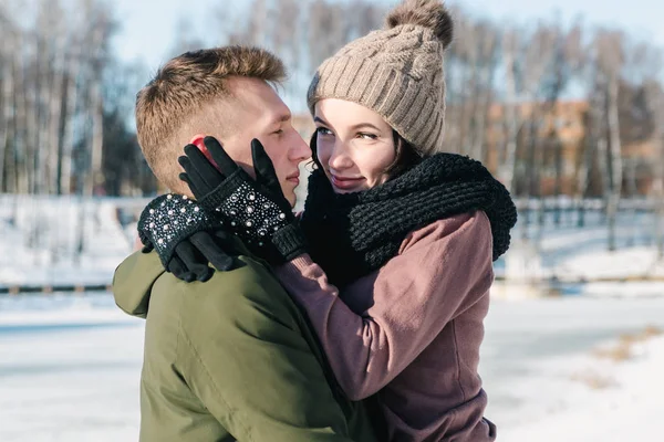 Hermosa Pareja Joven Enamorada Abrazándose Parque Claro Día Soleado Invierno —  Fotos de Stock