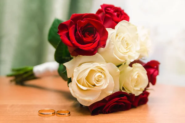 Beautiful Bridal Bouquet White Red Roses Gold Wedding Rings — Stock Photo, Image