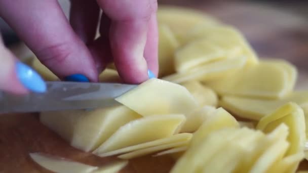 Processen Att Skära Potatis Med Kniv Trä Skär Bräda Närbild — Stockvideo