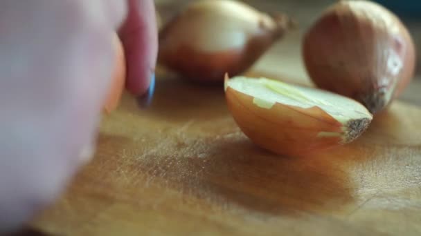 Process Cleaning Slicing Onion Bulb Knife Wooden Cutting Board Closeup — Stock Video