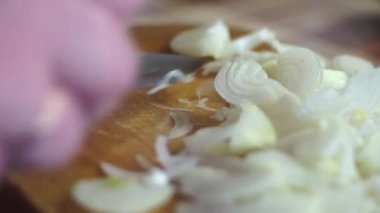 Bir tahta kesme tahtası üzerinde bir bıçak ile soyulmuş çiğ havuç Dilimleme süreci