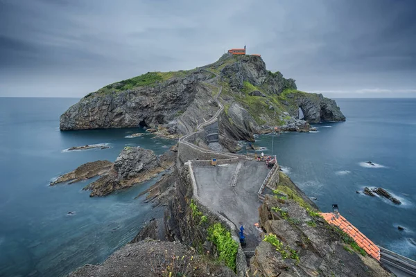 Bask Ülkesi'Gaztelugatxe uzun pozlama. Yumuşak mavi bulutlar ve bir sonbahar sezonu atış için sakin deniz