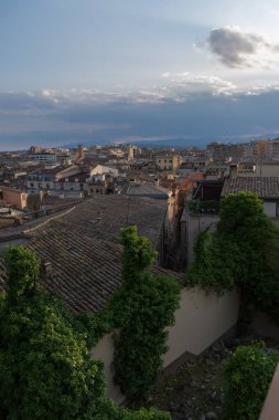 Girona'nın manzarası İspanya dikey bir sahne ile bazı bulutlar ve mavi gökyüzü altında kenti kısmi