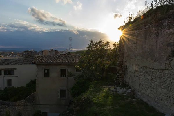Şehrin eski kesiminde yer alan bazı güneş ışınları bir duvar Girona İspanyol şehir yakın akşam işaretlemek