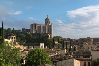 Onun en sembolik bina ve ön bazı evlerde ile İspanyol şehrin eski bölgesinden bir Gerona'nın klasik sahne