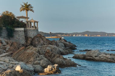 İspanya güneşli bir öğleden sonra sahnede. Kayalık Akdeniz kıyılarında üzerinde bakış açısı davranan bir taş yer bırakır.