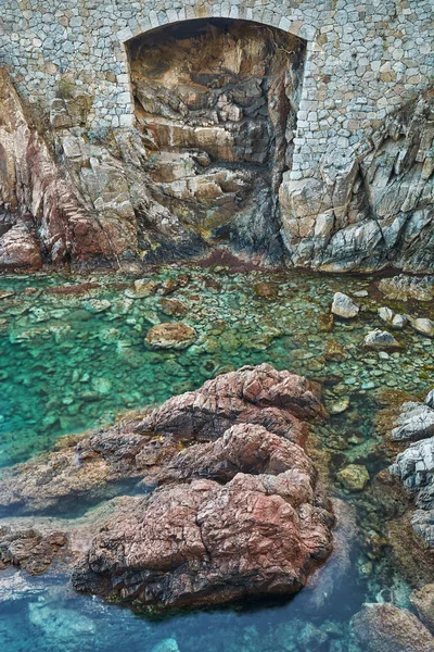 Buco Nel Muro Pietra Sulla Costa Mediterranea Che Sembra Una — Foto Stock