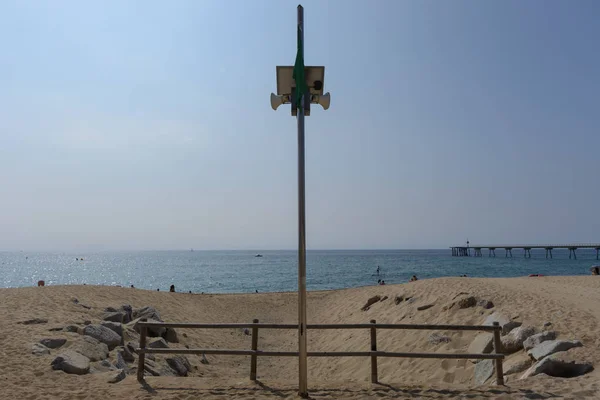 Sahilde bir köprü alt Badalona, İspanya ile metal bir Kutbu için yeşil bayrak yeterlilik