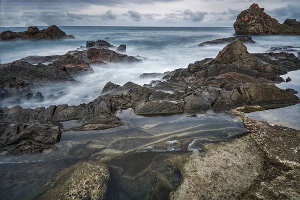 Bir Kaya Oluşumu Bask Ülkesi Bir Plajda Spanya Ejderha Derisi — Stok fotoğraf