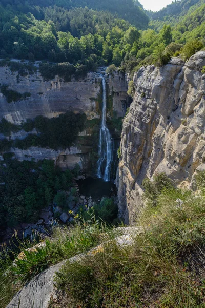 Ön plan ve arka planda Catalonia, İspanya, yoğun orman bitki örtüsü kayalık uçurum tarafından çevrili bir çok küçük şelale yaz görünümünü