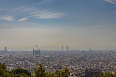 Ispanya 'da bulutlu bir günde yukarıda bazı kirliliği ile Barselona silüeti bahar shot