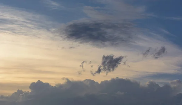 Altın sabah yarım bir gökyüzü mavi kalan diğer bölümü ise sarı bulutlarda dolu boyama