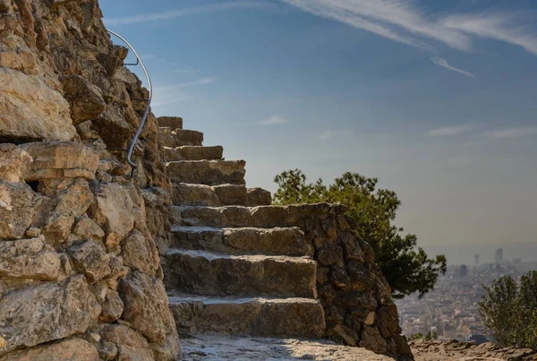 Bir taş merdiven-Barcelona ve bulutlu bir gökyüzü İspanya yukarıda bir bakış açısı yanında