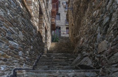 Taş evleri ve onların balkon, Esterri d'Aneu, İspanya arasında tarafından yapılan küçük backstreet ile tüm onun merdiven