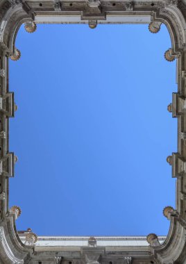 Palau de la Virreina, Barselona, bir çerçeve olarak hareket onun balkonlu bir kareden görülen bulutsuz mavi gökyüzü