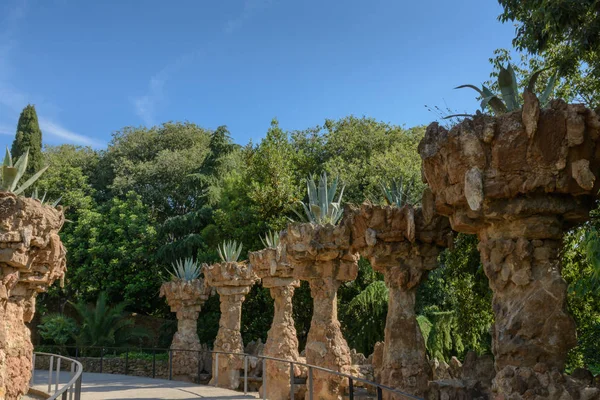 Gaudi'nin Park, Barselona, İspanya, belirli bir noktada bitkiler üzerine olan taş sütunlar çevrili bir yol olduğunu