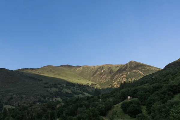 Gökyüzü ve gölgeler yarısı dağlar ve ormanlar gün sonuna ışıl, İspanya geldiğini düşündüren kapsayan mavi