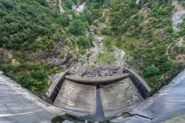 Bir dam'ın duvarı hemen önce ağaçlar ve bitki örtüsü Amer, İspanya'nın havadan geniş açı görünümü