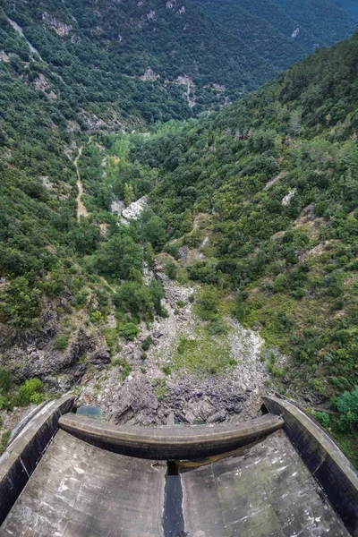 Bir hava dikey görünüm bir beton İnşaat ve bu yakın orman Amer, İspanya
