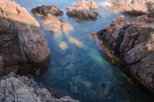 Світлопрозорі Смарагдових Водах Маленькій Бухті Освічений Вранці Проміння Кування Цілому — стокове фото