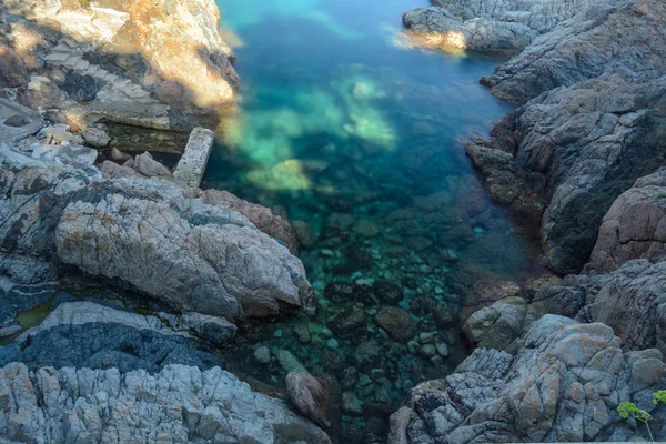 Yarı Saydam Zümrüt Suların Döküm Güneş Işığı Ile Akdeniz Kayalık — Stok fotoğraf