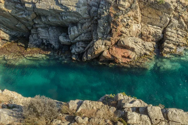 Acque Smeraldo Fluenti Tra Creste Calde Arancioni Alcuni Cespugli Sopra — Foto Stock