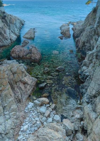 Pequeña Bahía Rocosa Entre Crestas Rocas Varios Colores Con Sus —  Fotos de Stock