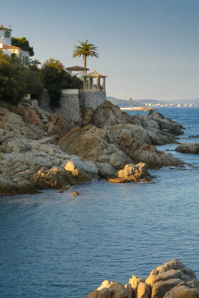 Sıcak bir sabah bir kayalık sahil bulunan Akdeniz denize doğru küçük bir Gözlemevi