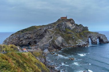 Yol ve merdiven gaztelugatxe Adası'na sağ tarafta görünümünü düşük tide an. Bask Ülkesi, İspanya, adaya yakın çekim