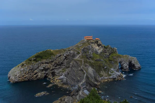 Intera Isola San Juan Gaztelugatxe Scalinata Pietra Che Attraversa Cappella — Foto Stock