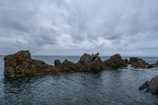 Grupo Rocas Que Emergen Del Océano Atlántico Bajo Una Nube —  Fotos de Stock