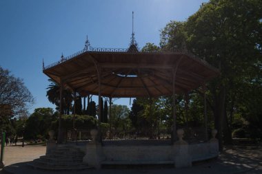 bir parkta kapalı inşaat