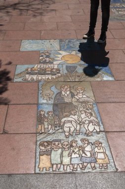 Yerde renkli katalan duvar resmi