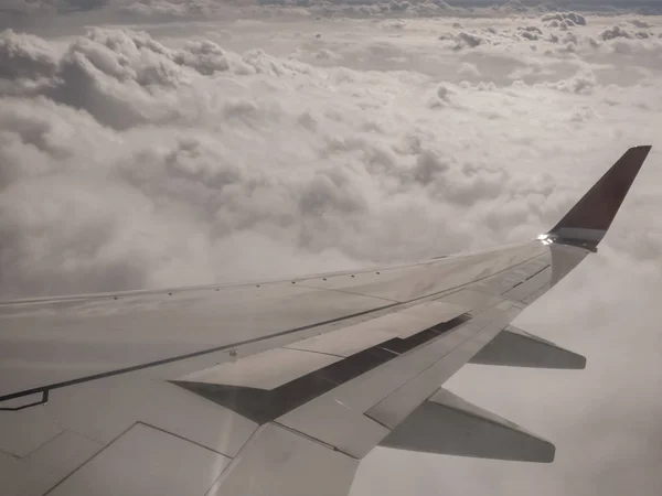 Праве крило літака і хмари — стокове фото