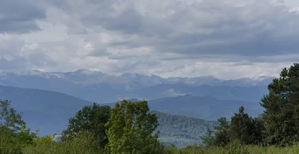 pireneler manzara, ağaçlar ve bulutlar