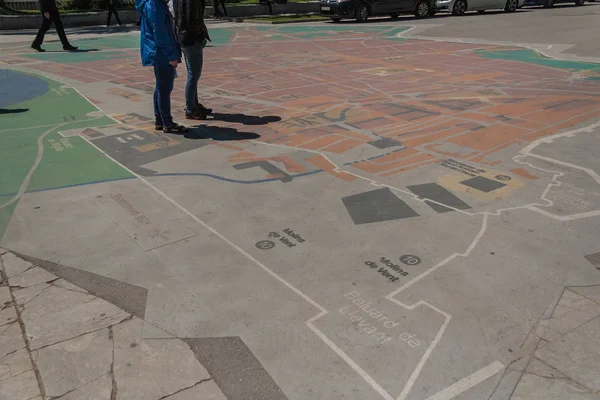 Карта міста Барселона на підлозі, люди дивилися — стокове фото