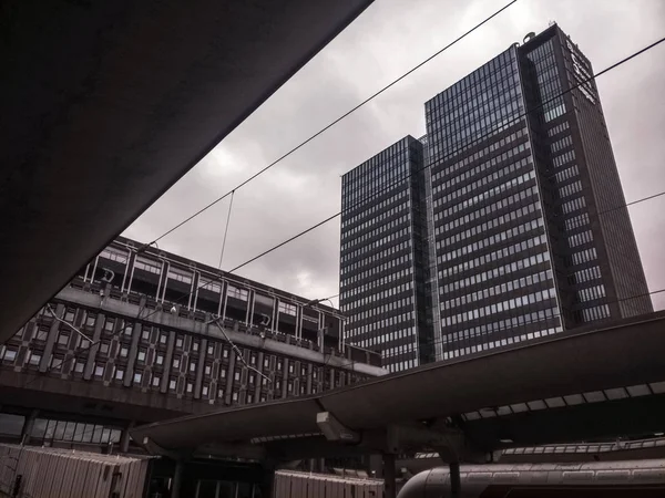 Edificios altos que rodean una estación de tren, estado de ánimo depresivo — Foto de Stock