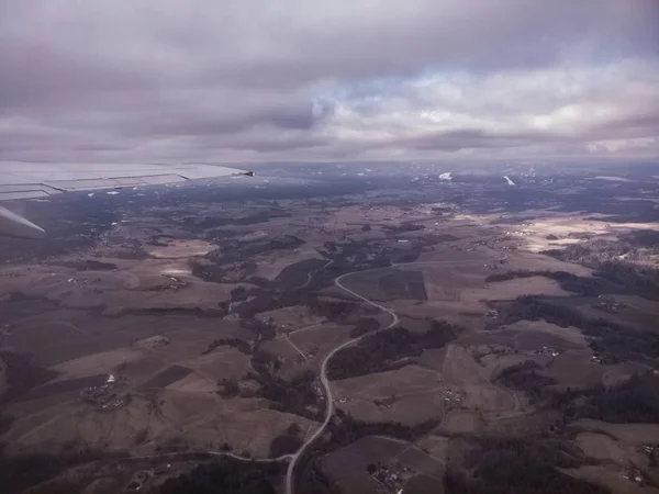 Крило літака, вигляд з повітря полів — стокове фото